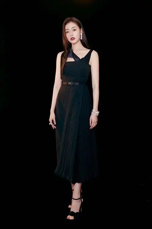 张天爱出席中国机长活动柠檬装长腿吸睛