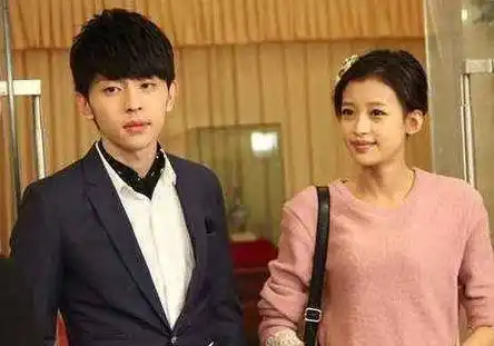 那时候也是和杨紫搭档出演情侣,杨紫饰演女主的妹妹白梦华,而邓伦适