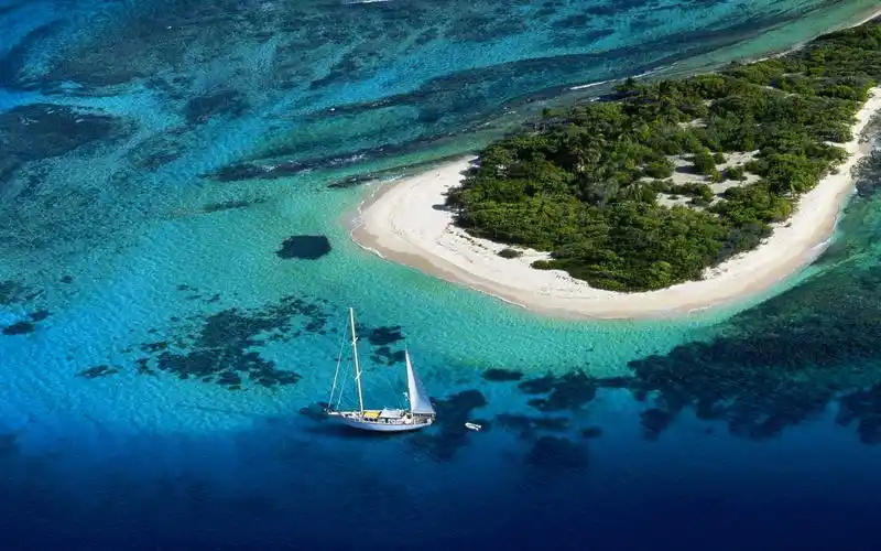 鸟瞰热带海岛蓝色绚丽风景桌面壁纸