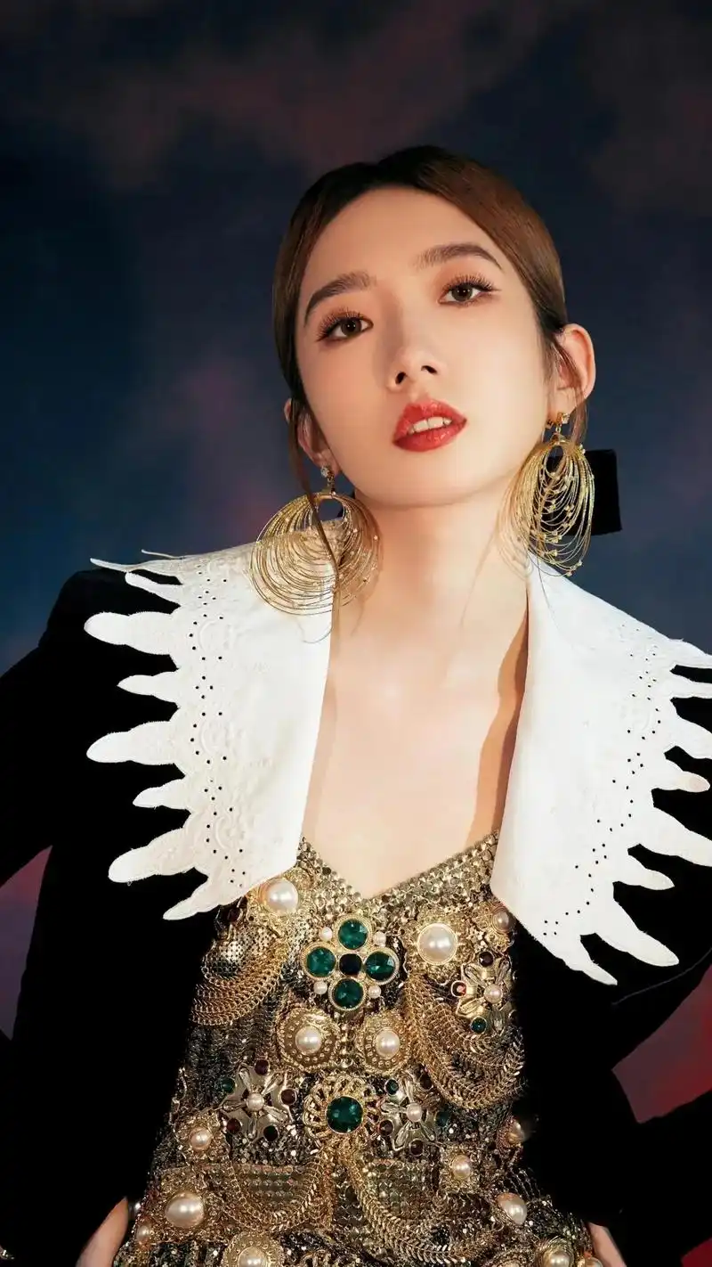 孟美岐时尚写真端庄文雅俏皮可爱