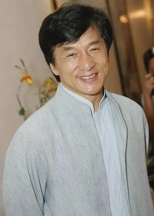 成龙大哥70岁生日,众多大咖纷纷祝寿,亲自回应"成龙老了"