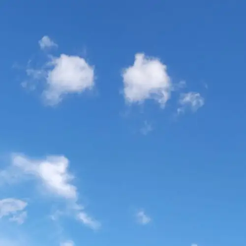 天空是蔚蓝色的