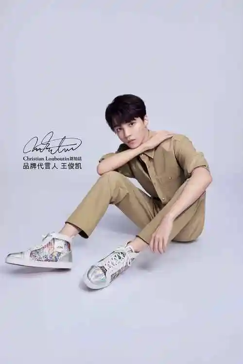 品牌代言人王俊凯穿着七夕情人节中国独家限定系列louis高帮运动鞋