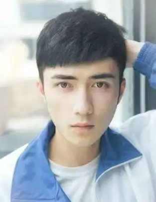 这款短发把两边头发修剪的很短,刘海呈倒三角形.