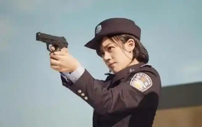 不过大部分都是剧照,而只有一位真正的军人身份,那就是徐璐,她以前是