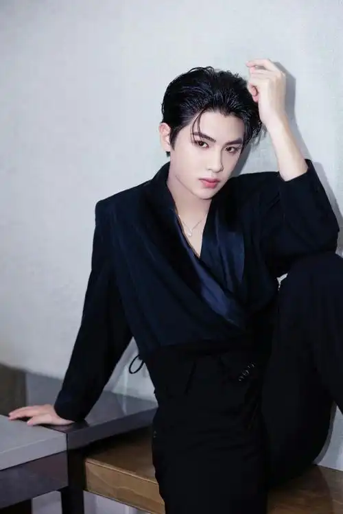 黄明昊真空西装舞台