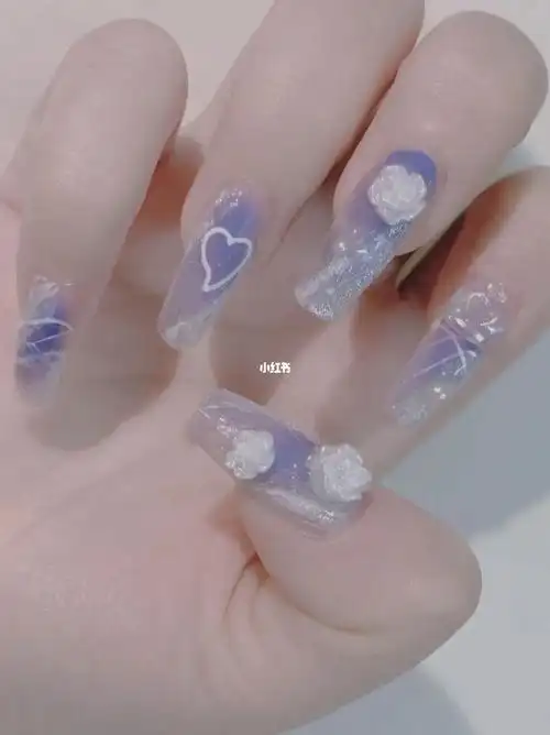 第一次做延长贴甲片的美甲,记录一下,是我爱的蓝紫色美甲,有种蓝莓