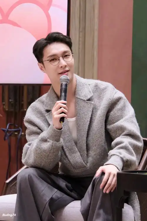 一组戴眼镜请把眼镜焊在脸上@张艺兴(视频等合适的时候再发吧)230824