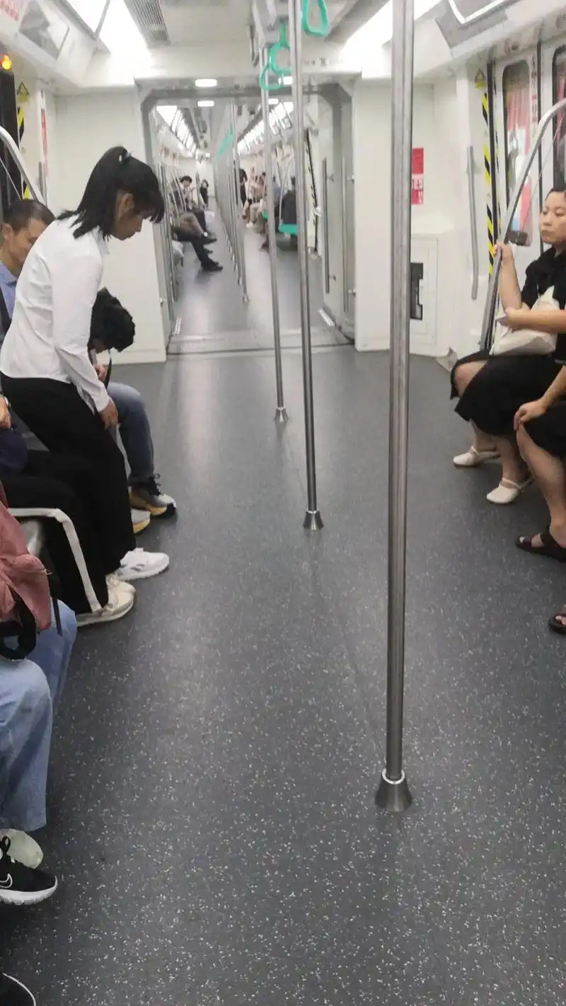 好麻烦坐地铁,也没人带我,可怜一个人 - 抖音