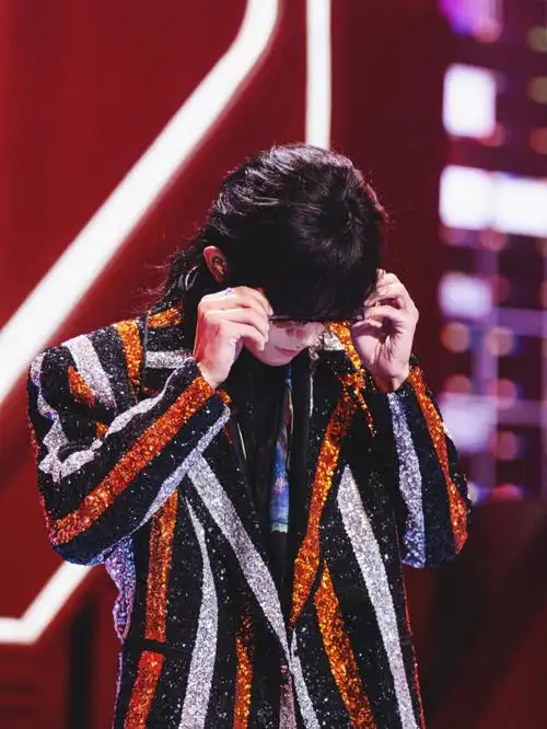 易烊千玺爱情鸟舞台