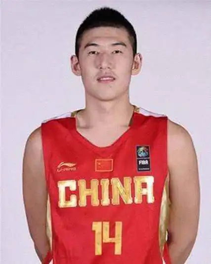 全家都是大中锋的付豪出生于1997年8月,完美继承了父母的基因,身高208