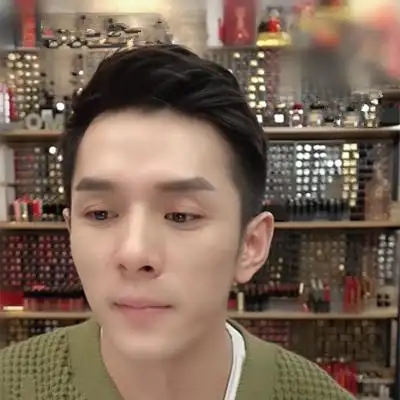 李佳琦直播时眼眶湿润,不料被知名作家怒怼:别学何炅煽情_腾讯新闻