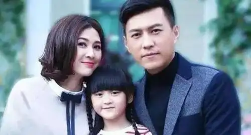 靳东老婆近照,长相惹争议,网友:难怪连江珊都甘拜下风!