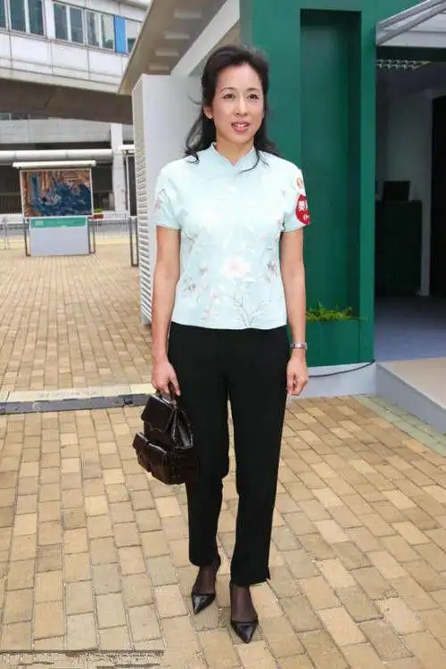 朱玲玲老了还有魅力!穿印花裙都很时髦,一点老阿姨的味道都没有