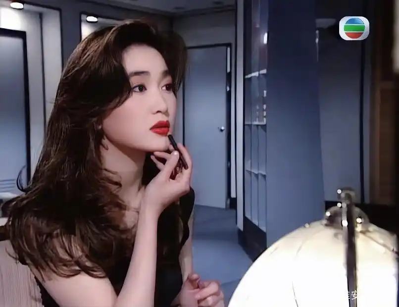 温碧霞年轻时的妆容绝了,30年前凭港妆登上颜值巅峰,美得不像话