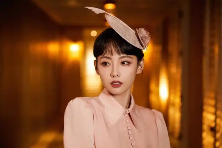 张嘉倪精彩演绎lk皇家赛马会系列连衣裙