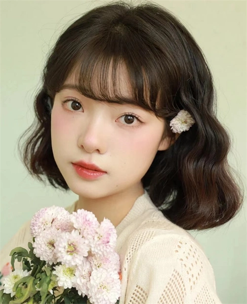 中短发蛋蛋卷 俏皮甜美时尚_女生卷发 - 美发站