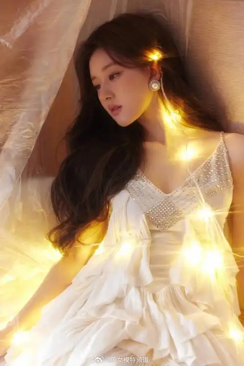 赵露思白色水钻流苏裙摇曳生姿 长腿纤细甜美可人
