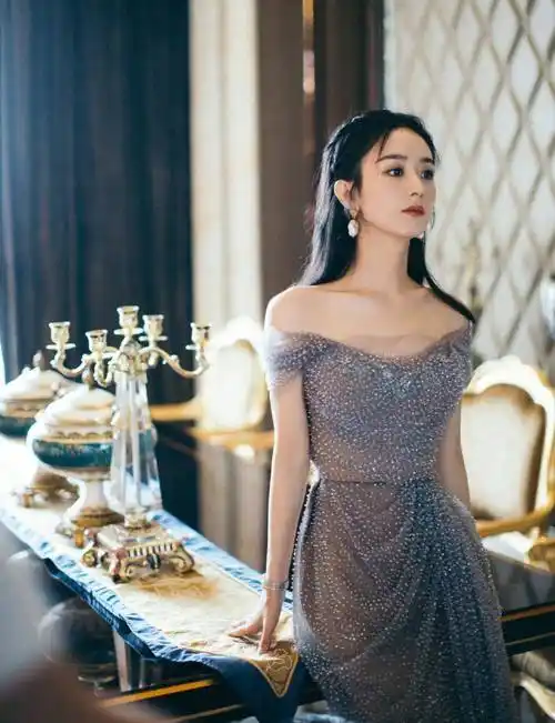 走甜美少女风的赵丽颖大变样,改走时尚风,身穿着一袭抹身材晚礼服出镜