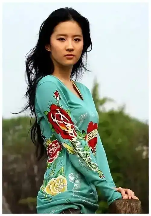 早期的刘亦菲喜欢穿着孔雀蓝的长袖,上面印有各种牡丹花和月季花图案