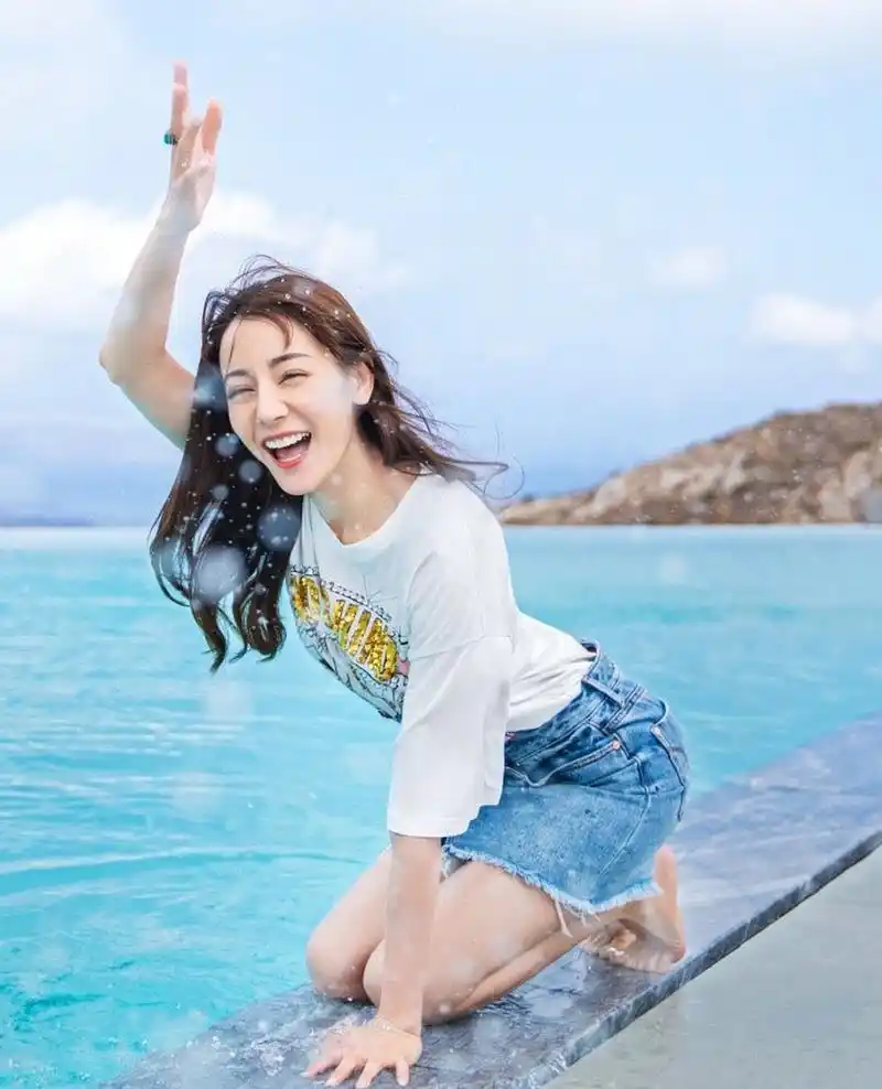 星闻#  迪丽热巴:尽情玩耍,享受这快要凉爽起来的阳光沙滩~ #秋日