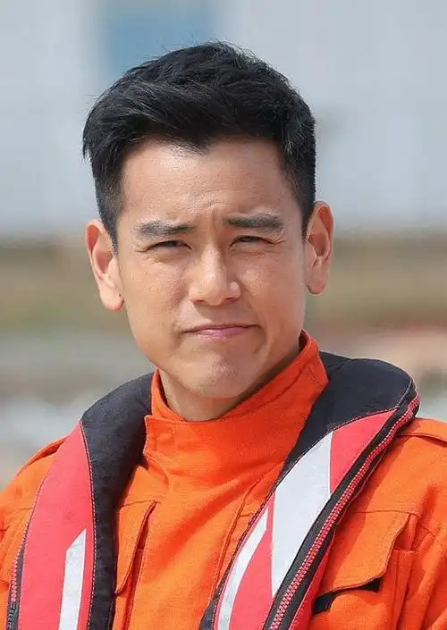 彭于晏机上素颜照曝光头发缭乱依旧帅气无视美女一心只想睡觉