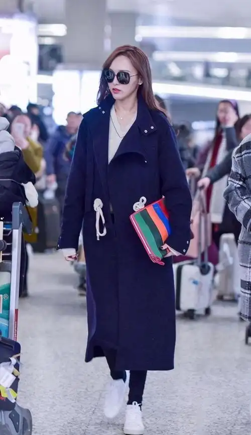 baby 唐嫣穿了藏蓝色的oversize大衣,而内搭则选用了白色和黑色.