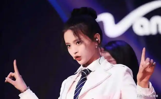 杨超越在综艺创造营2023中,以判官的身份出现,展现自己才华.