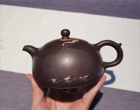 集粉浆铺金镶嵌金丝三种工艺于一身的紫砂壶