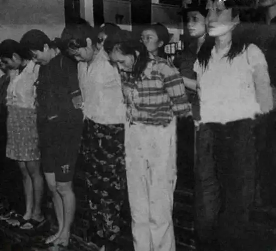 6 83年严打中,翟曼霞因与10多名男子发生性关系而以流氓罪被判处死刑