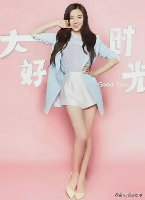 王晓晨弯腰张嘉译眼神藏不住网友太明显了