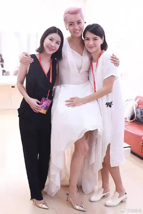 梁咏琪超短发搭配黑色连衣裙优雅大方气质开挂真会穿