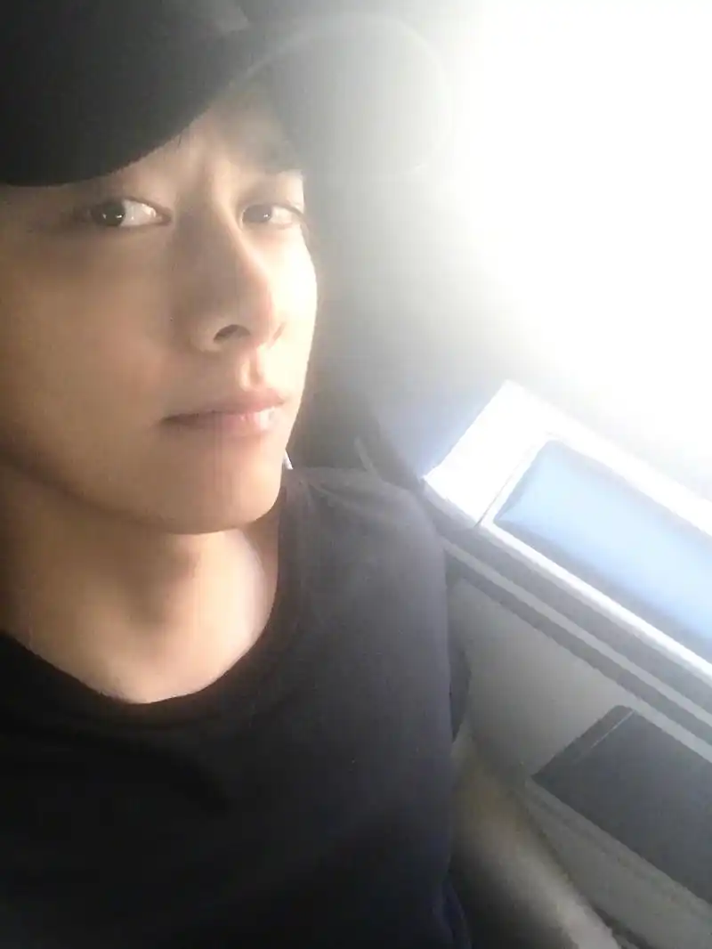 钟爱拍侧脸的李易峰,来一组教科书版的侧脸自拍