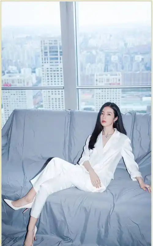 周雨彤终于开窍,穿衬衫连解三颗扣子,"点到为止"的美恰到好处_白色