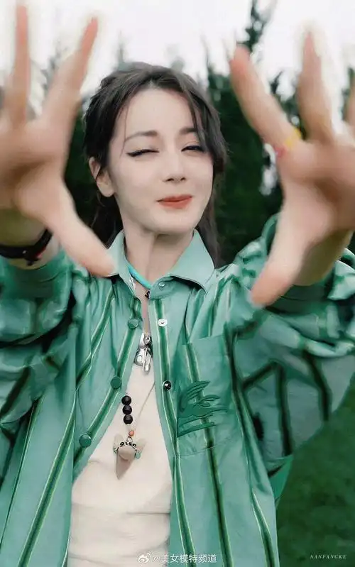 迪丽热巴绿衣烟熏妆可爱又妩媚