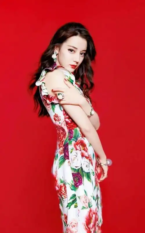 迪丽热巴旗袍装168身高刚刚好没有浪费好资源