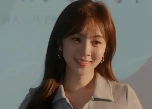 尽管王晓晨和张嘉益现在变成了家长群里的合作伙伴,但大家看到他们