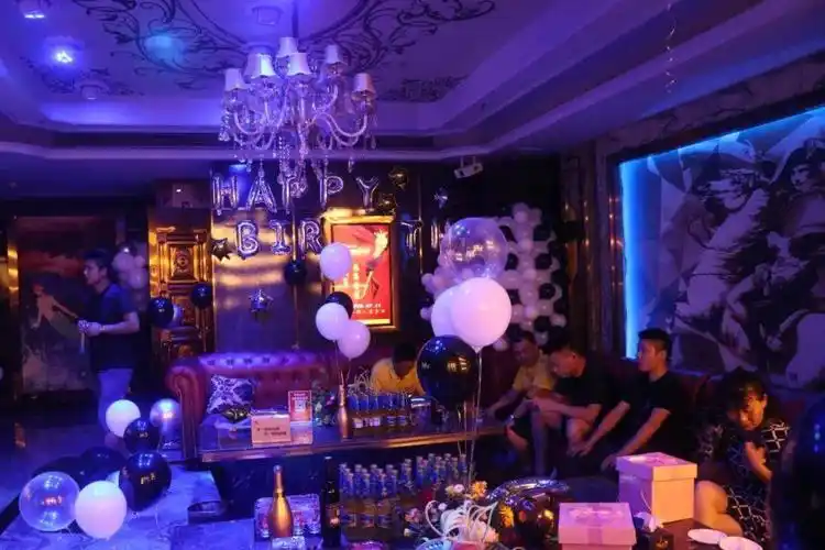 又一大主角闪亮登场,那就是我是主角ktv为寿星们准备的巨型蛋糕