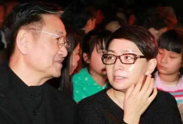 事实上,在这段婚姻之前,宋丹丹曾结过一次婚,第一任丈夫是个局外人