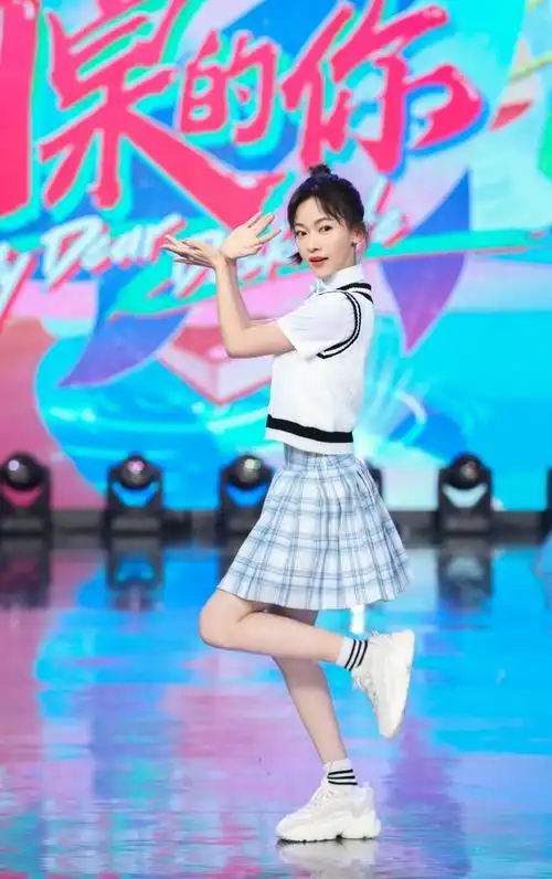 吴谨言上《快本》年轻了十几岁,穿学生装扎马尾,哪有明星的气场