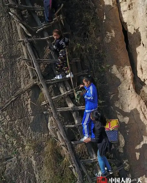 凉山多个悬崖村连成片有的已脱贫有的仍深度贫困将异地搬迁