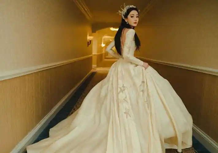 迪丽热巴脸在江山在 白色露背星光礼服秀美背 怼脸镜头没在怕的_时尚