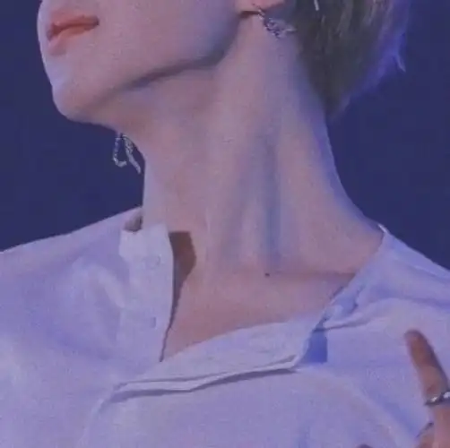 下颌线喉结青筋锁骨肌肉线条氛围感