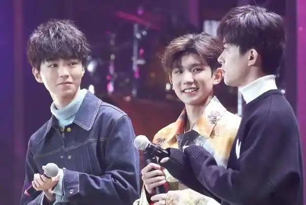 tfboys练习室跳舞,准备给粉丝录年底团综?果然官方撒糖最甜