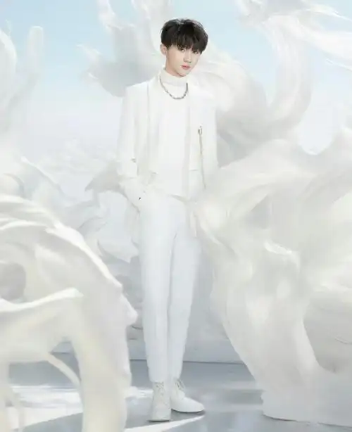 马嘉祺白西装造型图