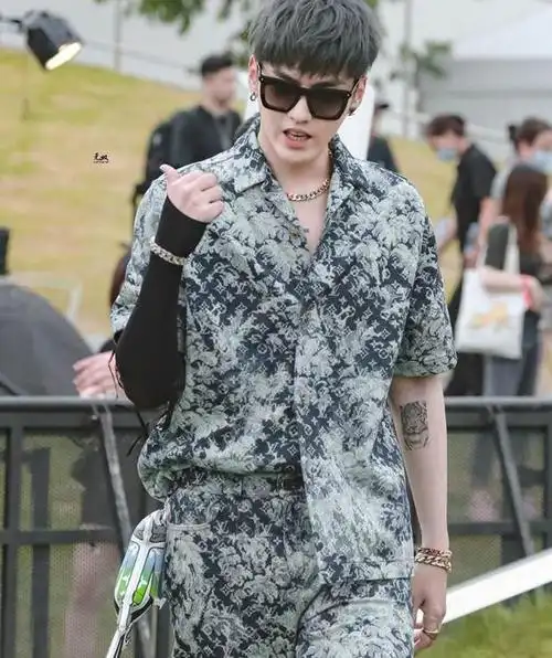 lv春夏21男装秀,吴亦凡背两米高玩偶走秀,他是怎么忍住不笑的