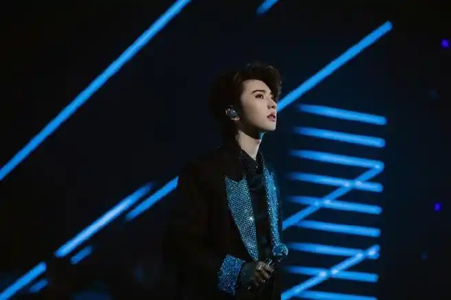 蔡徐坤真人vs大屏##蔡徐坤新加坡演唱会舞台照