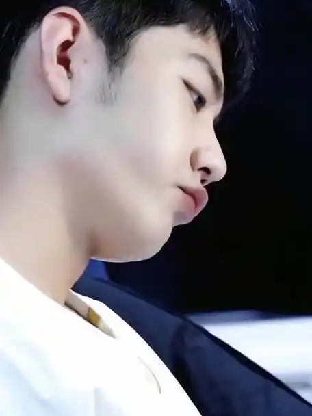 嘟嘟嘴也太可爱了叭~ xz|肖战_新浪新闻