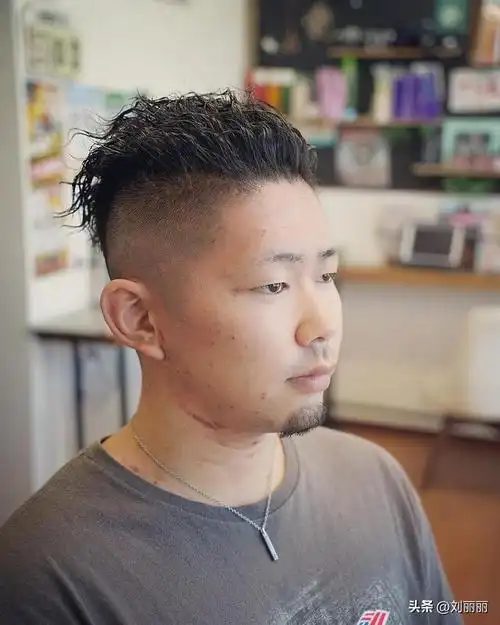 寸头,漏额,纹理烫,男士发型的三大流行趋势(脸大适合烫什么发型男生)