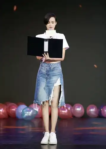 张歆艺出席电影阳光姐妹淘发布会深情演绎真挚姐妹情